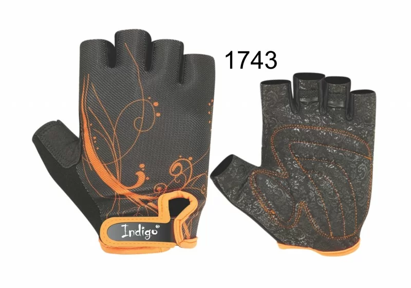 Реальное фото Перчатки Indigo женские черно-оранжевые SB-16-1743 от магазина СпортСЕ