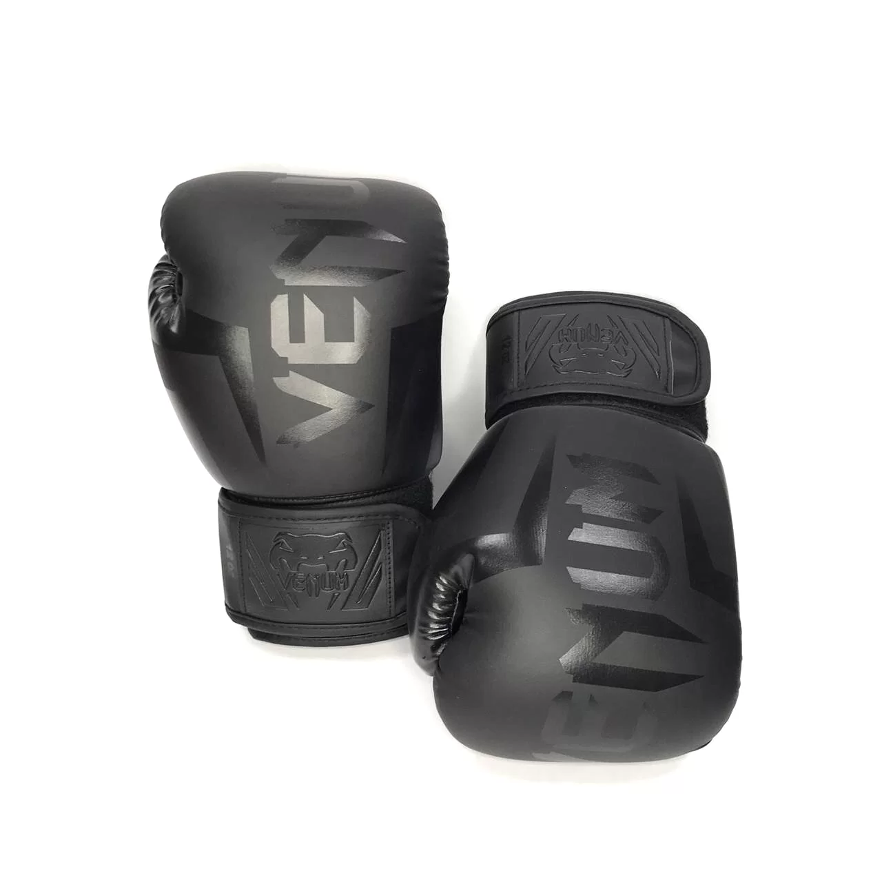 Реальное фото Перчатки боксерские Venum черный кож/зам от магазина СпортСЕ