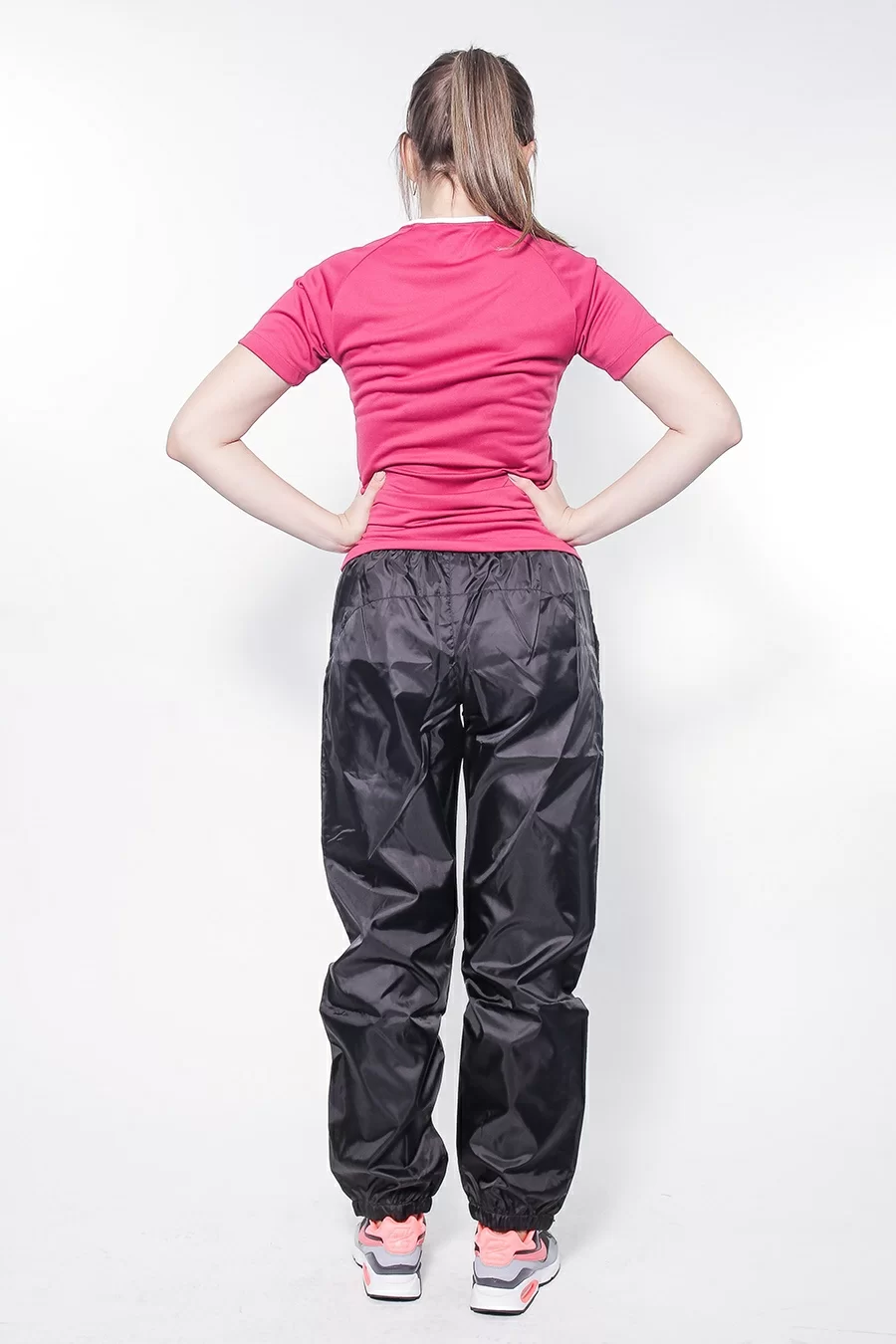 Реальное фото Брюки ветрозащитные Umbro Uniform Training Shower Pants чер/бел/бел 423013/611 от магазина СпортСЕ